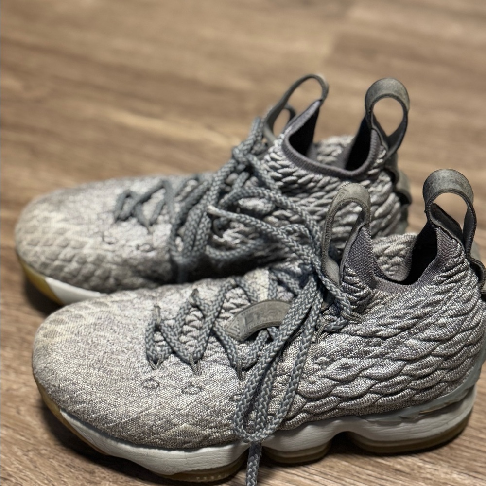 NIKE LeBron 15 City Series Youth size
4 Wolf Grey/Metallic Gold